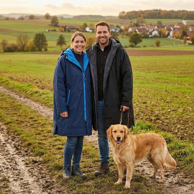 Wetterfeste Outdoor-Mäntel für Hundemenschen personalisiert – Gassi-Mantel in Schwarz, Oliv und Blau