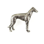 Versilberte Zinn-Brosche mit Greyhound