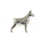 Versilberte Zinn-Brosche mit Dobermann