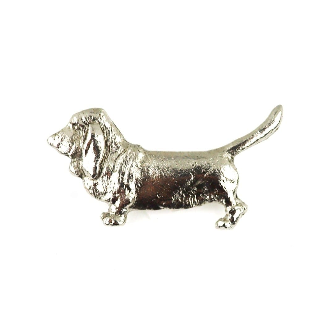 Versilberte Zinn-Brosche mit Basset