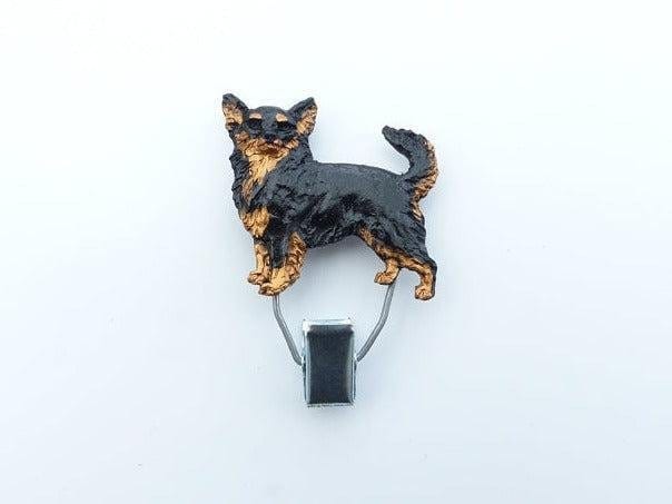 Handbemalter Startnummern-Clip mit Chihuahua Langhaar