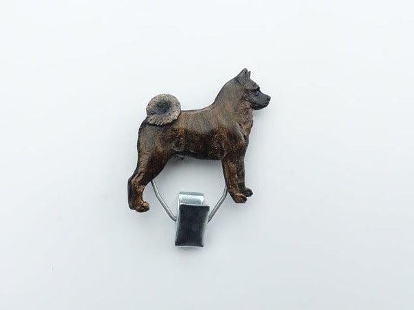 Handbemalter Startnummern-Clip mit Akita brindle
