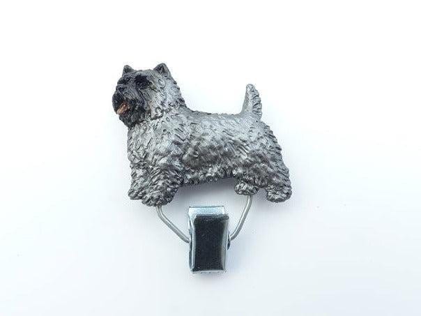 Handbemalter Startnummern-Clip mit Cairn Terrier, zweites Modell