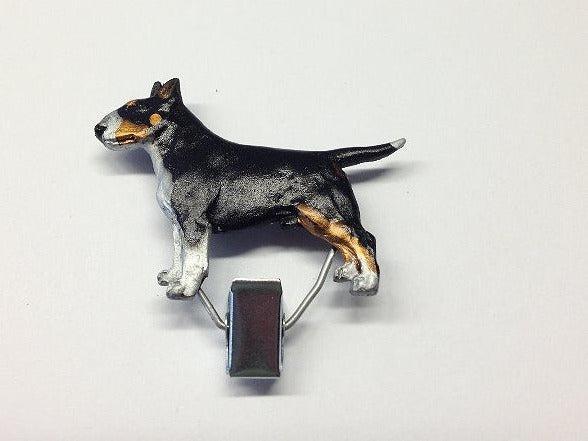 Handbemalter Startnummern-Clip mit Bullterrier tricolor