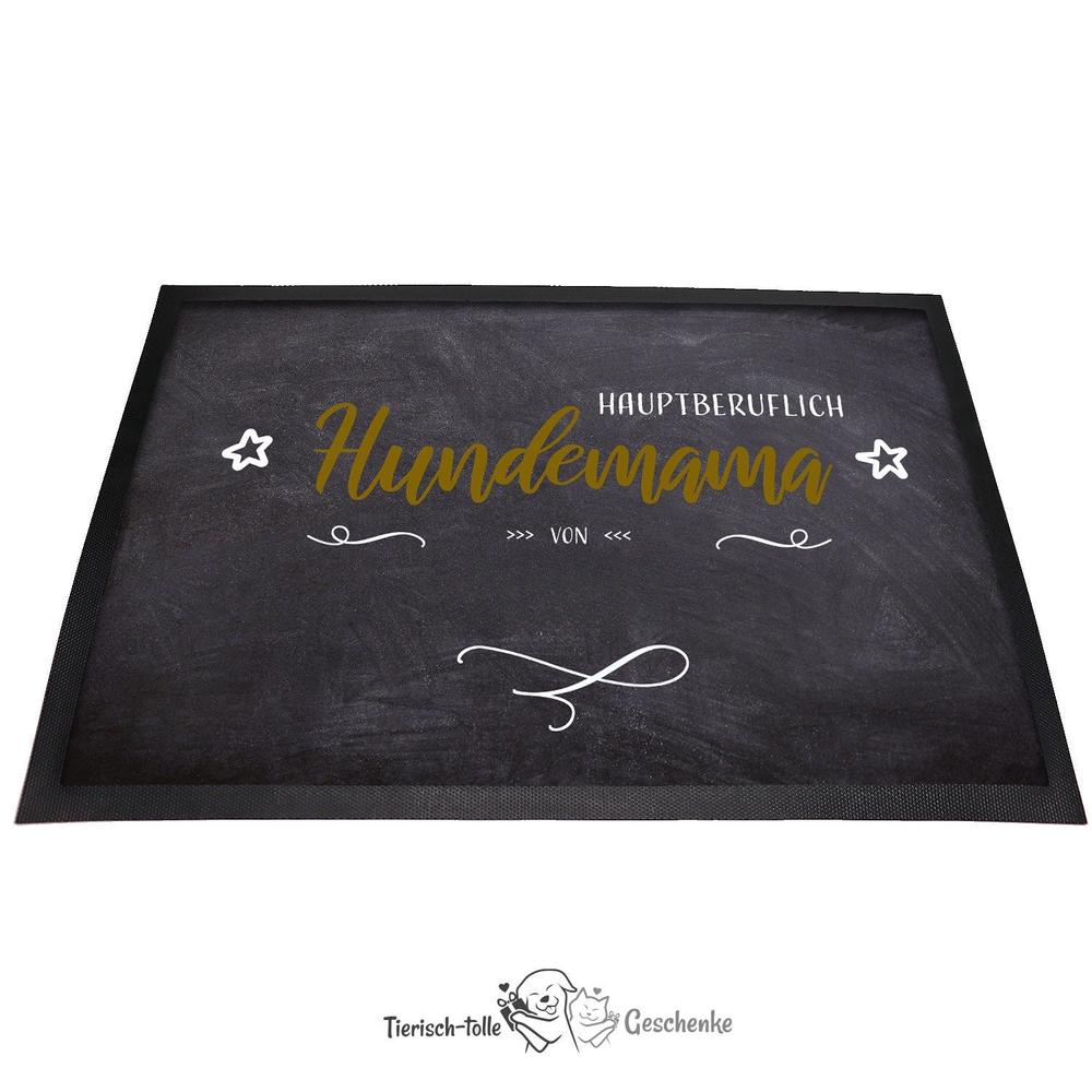 Personalisierbare Fußmatte im Kreidetafel-Design mit dem senfgelben Schriftzug 'Hauptberuflich Hundemama'
