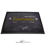 Personalisierbare Fußmatte im Kreidetafel-Design mit dem senfgelben Schriftzug 'Hauptberuflich Hundemama'
