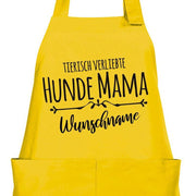 Gelbe Kochschürze mit „Tierisch verliebte Hunde Mama“ und Wunschname