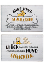 Metallschilder in Holzoptik mit zwei Motiven: Motiv 1: "Ohne Hund ist alles doof!"; Motiv 2: "Glück kann man anfassen. Man muss nur einen Hund streicheln."