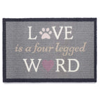 Graue Fußmatte mit dem Spruch Love is a four legged word, Pfote und Herz
