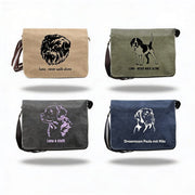 Vier Canvas Messenger Bags nebeneinander in Sahara, Oliv, Schwarz und Navy
