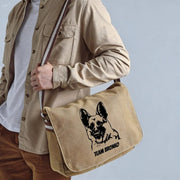 Mann trägt die Canvas Messenger Bag umgehängt auf einem Waldweg