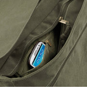 Blick in die geöffnete Messenger Bag mit mehreren Reißverschlussfächern