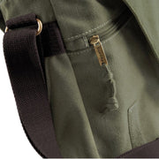 Nahaufnahme des Reißverschlusses und der Messingbeschläge der Messenger Bag
