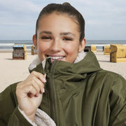 Strandmantel für Strand, Sommer, Wind & Wetter: Die wind- und wasserdichte Außenmembran mit versiegelten Nähten schützt zuverlässig bei Küstenwind, Regenschauern und frischer Meeresluft.