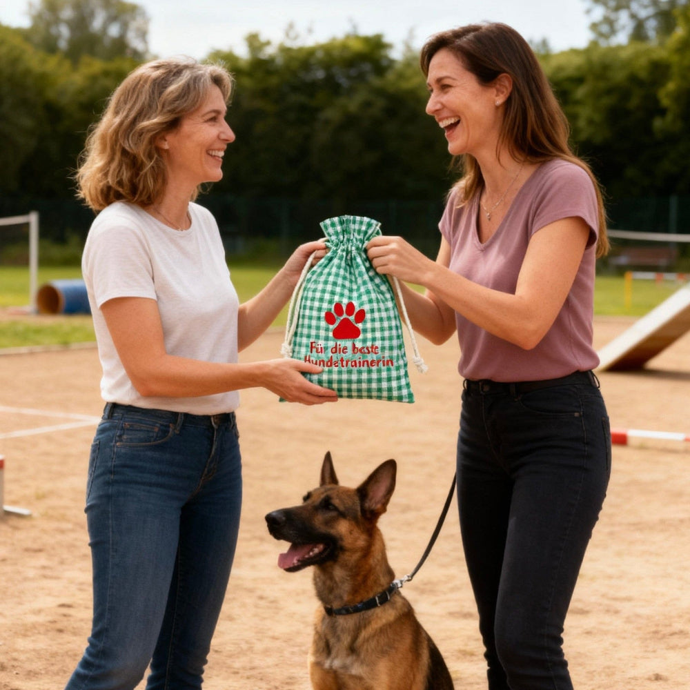 Frau übergibt Hundetrainerin ein Geschenkset