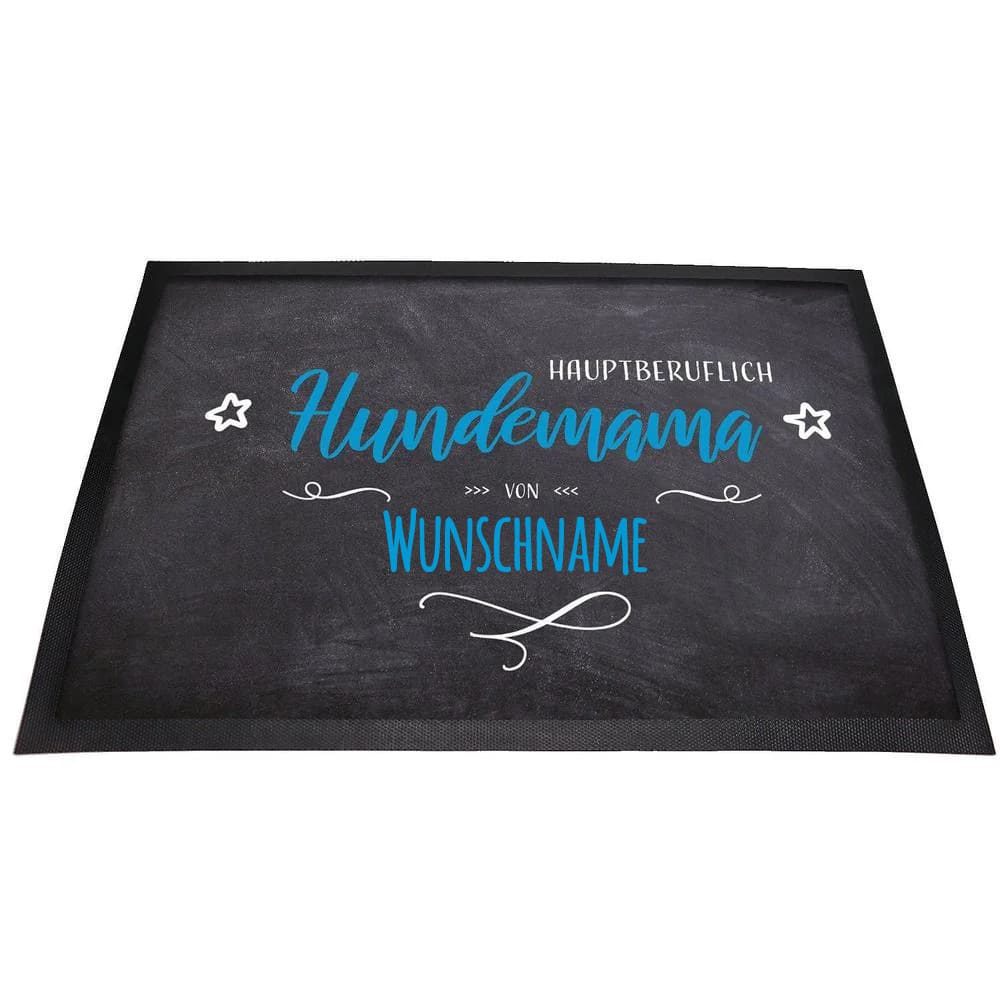 Personalisierbare Fußmatte im Kreidetafel-Design mit dem blauen Schriftzug 'Hauptberuflich Hundemama'
