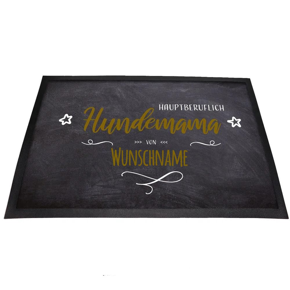 Personalisierbare Fußmatte im Kreidetafel-Design mit dem senfgelben Schriftzug 'Hauptberuflich Hundemama'