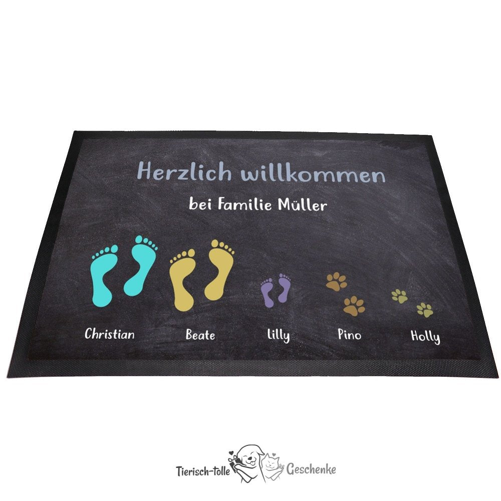 Fußmatte mit dem Aufdruck Herzlich Willkommen und Pfoten- bzw. Fußabdrücken
