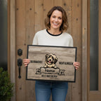 Frau steht vor  Haustür und hält eine Fußmatte in den Händen. Auf der Matte steht: Du brauchst nicht klingeln ...bellt für Dich