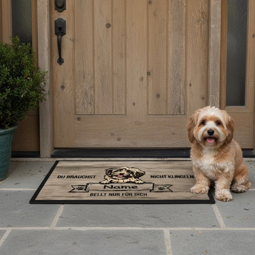 Hund sitzt vor Haustür neben Fußmatte. Auf der Matte steht: Du brauchst nicht klingeln ...bellt für Dich
