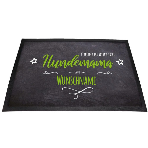 Personalisierbare Fußmatte im Kreidetafel-Design mit dem grünen Schriftzug 'Hauptberuflich Hundemama'
