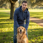 Mann mit Hund traegt Herren Hoodie Hundeliebe Edition navy – personalisierter Kapuzenpullover