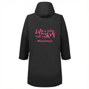 Outdoor Mantel für Hundemenschen, Rückansicht mit Hunde Lifestyle  Motiv, schwarz pink
