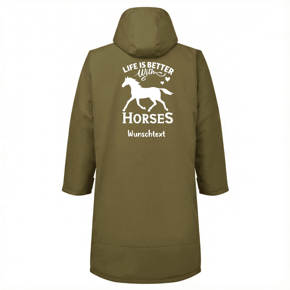 Outdoor Mantel für Pferdemenschen, Rückansicht mit Life is better with horses  Motiv, oliv