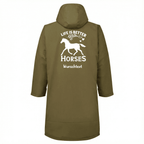 Outdoor Mantel für Pferdemenschen, Rückansicht mit Life is better with horses  Motiv, oliv