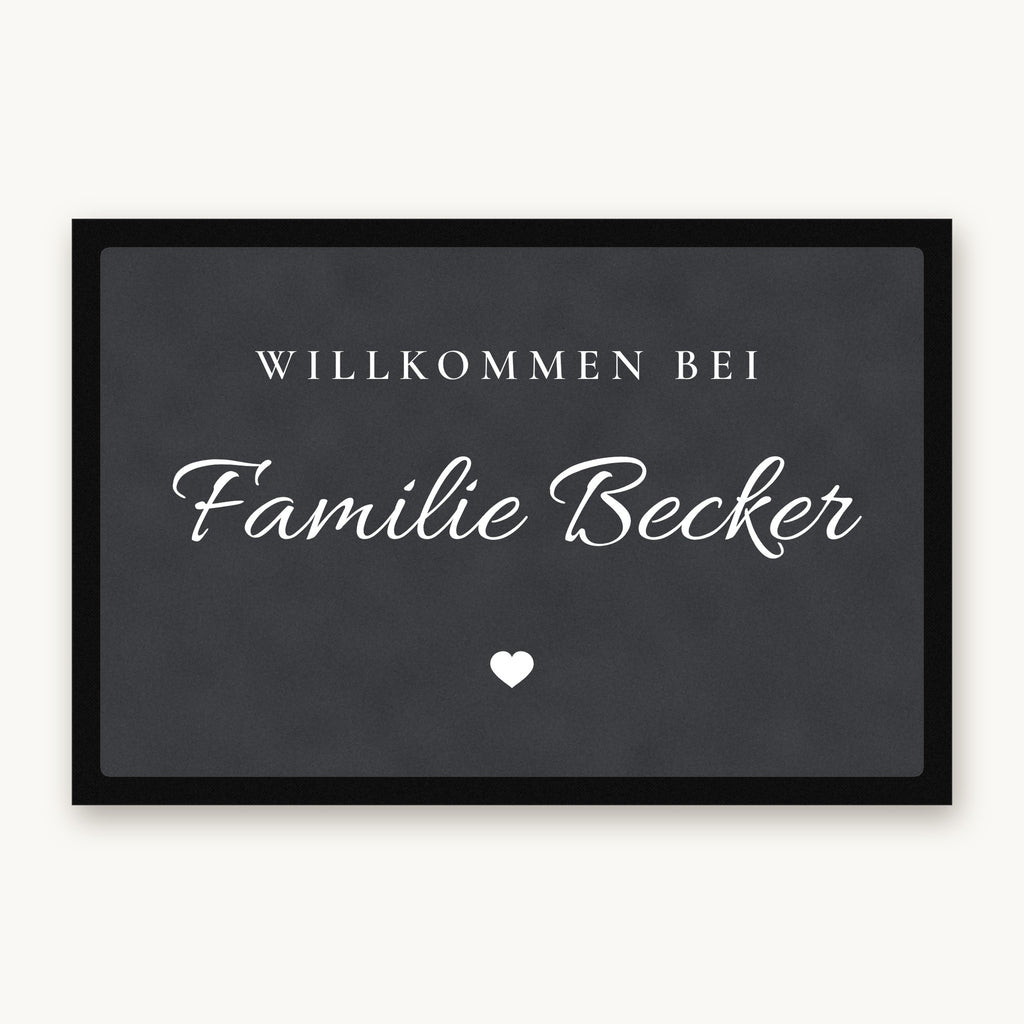 Fußmatte „Willkommen bei Familie Becker“ in Schreibschrift mit kleinem Herz, Mattenfarbe Anthrazit