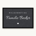 Fußmatte „Willkommen bei Familie Becker“ in Schreibschrift mit kleinem Herz, Mattenfarbe Anthrazit
