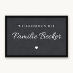 Fußmatte „Willkommen bei Familie Becker“ in Schreibschrift mit kleinem Herz, Mattenfarbe Anthrazit