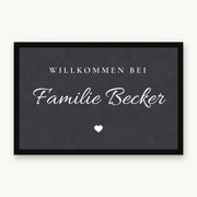 Fußmatte „Willkommen bei Familie Becker“ in Schreibschrift mit kleinem Herz, Mattenfarbe Anthrazit