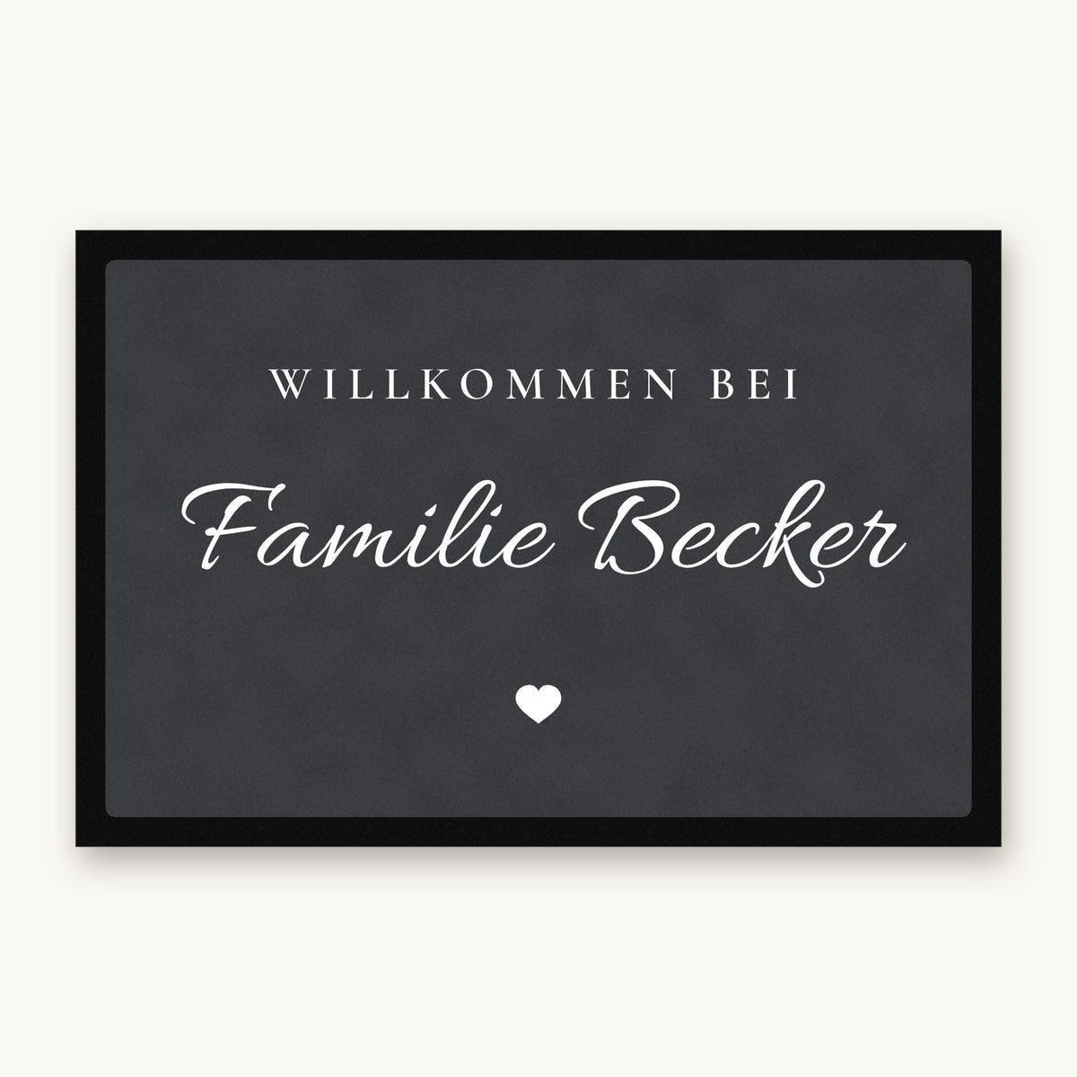 Fußmatte „Willkommen bei Familie Becker“ in Schreibschrift mit kleinem Herz, Mattenfarbe Anthrazit