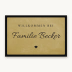 Fußmatte „Willkommen bei Familie Becker“ in Schreibschrift mit kleinem Herz, Mattenfarbe Beige