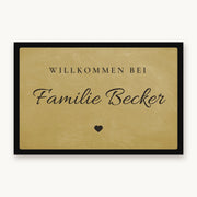 Fußmatte „Willkommen bei Familie Becker“ in Schreibschrift mit kleinem Herz, Mattenfarbe Beige