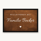 Fußmatte „Willkommen bei Familie Becker“ in Schreibschrift mit kleinem Herz, Mattenfarbe Braun