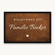 Fußmatte „Willkommen bei Familie Becker“ in Schreibschrift mit kleinem Herz, Mattenfarbe Braun