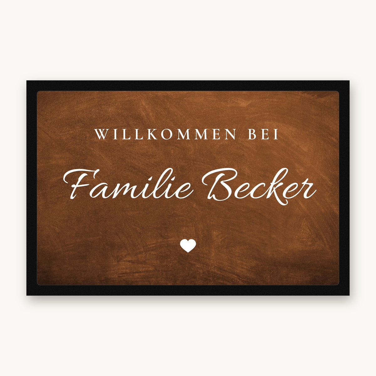 Fußmatte „Willkommen bei Familie Becker“ in Schreibschrift mit kleinem Herz, Mattenfarbe Braun