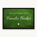 Fußmatte „Willkommen bei Familie Becker“ in Schreibschrift mit kleinem Herz, Mattenfarbe Grün