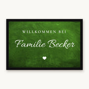 Fußmatte „Willkommen bei Familie Becker“ in Schreibschrift mit kleinem Herz, Mattenfarbe Grün