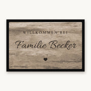 Fußmatte „Willkommen bei Familie Becker“ in Schreibschrift mit kleinem Herz, Mattenfarbe Holz