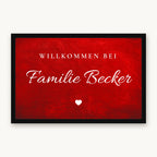 Fußmatte „Willkommen bei Familie Becker“ in Schreibschrift mit kleinem Herz, Mattenfarbe Rot