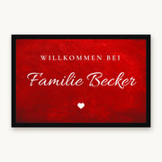 Fußmatte „Willkommen bei Familie Becker“ in Schreibschrift mit kleinem Herz, Mattenfarbe Rot