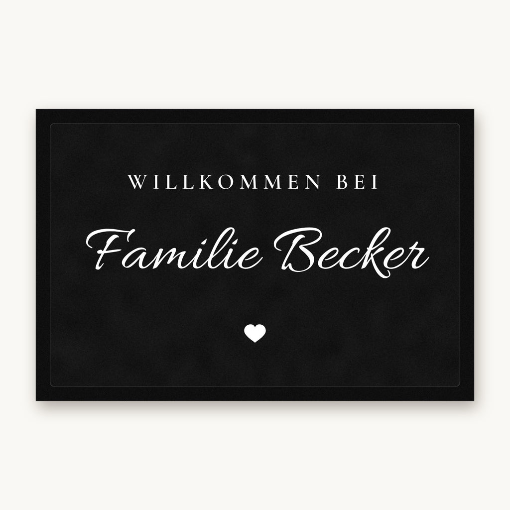 Fußmatte „Willkommen bei Familie Becker“ in Schreibschrift mit kleinem Herz, Mattenfarbe Schwarz