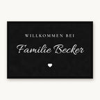 Fußmatte „Willkommen bei Familie Becker“ in Schreibschrift mit kleinem Herz, Mattenfarbe Schwarz