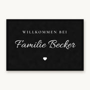 Fußmatte „Willkommen bei Familie Becker“ in Schreibschrift mit kleinem Herz, Mattenfarbe Schwarz