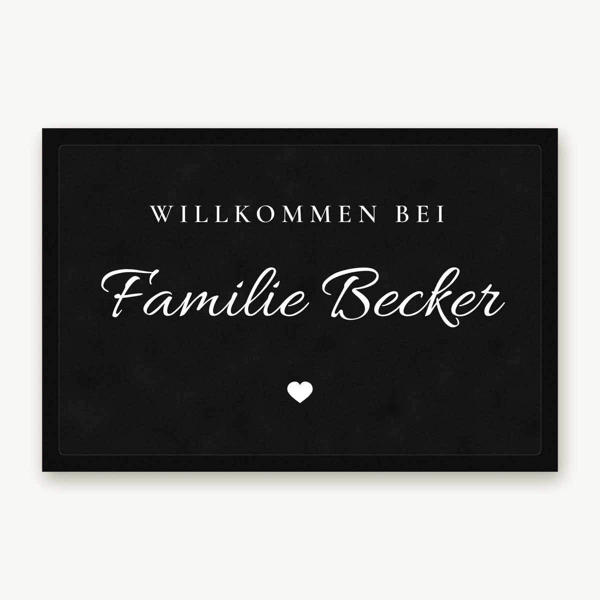 Fußmatte „Willkommen bei Familie Becker“ in Schreibschrift mit kleinem Herz, Mattenfarbe Schwarz