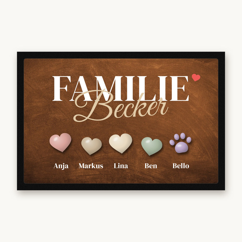 Fußmatte „Familie Becker“ mit farbigen Herzen, einer Pfote und Namen darunter, Mattenfarbe Braun