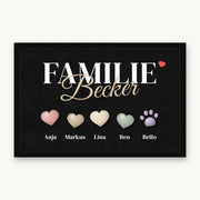 Fußmatte „Familie Becker“ mit farbigen Herzen, einer Pfote und Namen darunter, Mattenfarbe Schwarz